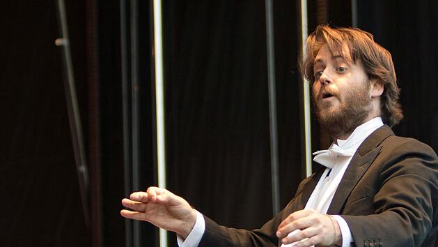 Generalmusikdirektor Daniel Carter dirigierte das 1. Sinfoniekonzert des Landestheaters in dieser Saison.Foto: Jochen Berger