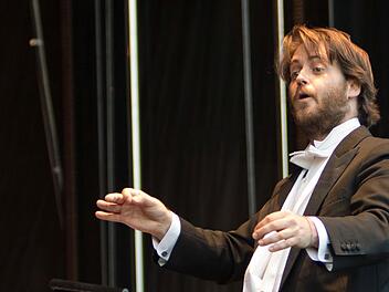 Generalmusikdirektor Daniel Carter dirigierte das 1. Sinfoniekonzert des Landestheaters in dieser Saison.Foto: Jochen Berger