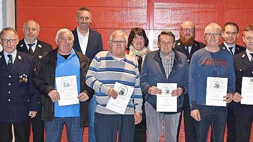 Das Bild zeigt alle Gew&auml;hlten und Geehrten mit den offiziellen G&auml;sten. Von links: stv. Landrat Dieter Schaar, scheidender Kommandant Helmut Sack, KBM Udo Herrmannsd&ouml;rfer, Helmut Barth, B&uuml;rgermeister Martin Bernreuther, Adam Gei&szlig;ler, Gemeinderat Dunja Pfaffenberger, Gerhard M&uuml;ller, stv. Kommandant Markus Aepfelbach, Reinhold Leistner, Vorsitzender Uwe Ganzleben, Hans-Karl Rosenbusch, der neue Kommandant Fabian Einwag und Tobias Sack.    