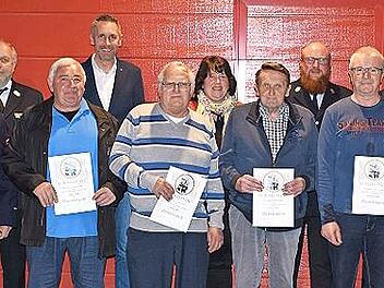 Das Bild zeigt alle Gew&auml;hlten und Geehrten mit den offiziellen G&auml;sten. Von links: stv. Landrat Dieter Schaar, scheidender Kommandant Helmut Sack, KBM Udo Herrmannsd&ouml;rfer, Helmut Barth, B&uuml;rgermeister Martin Bernreuther, Adam Gei&szlig;ler, Gemeinderat Dunja Pfaffenberger, Gerhard M&uuml;ller, stv. Kommandant Markus Aepfelbach, Reinhold Leistner, Vorsitzender Uwe Ganzleben, Hans-Karl Rosenbusch, der neue Kommandant Fabian Einwag und Tobias Sack.    