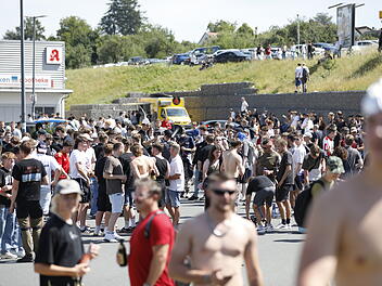 Hunderte Personen belagern Emskirchen: Aufruf zum "Schanzenfest" versetzt Stadt in den Ausnahmezustand