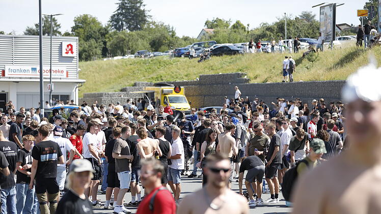 Hunderte Personen belagern Emskirchen: Aufruf zum "Schanzenfest" versetzt Stadt in den Ausnahmezustand