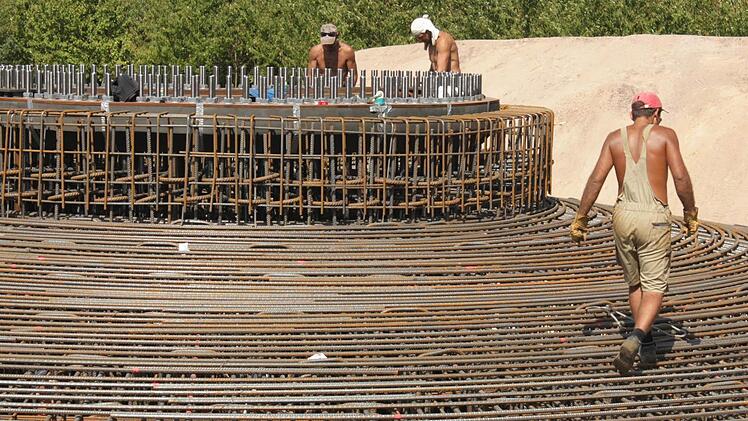 Schweißtreibende Hitze ist den Männern auf der Baustelle zwischen Mühlhausen und Decheldorf lieber als Regenwetter.