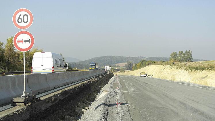 Die Fahrspur Richtung Bayreuth/Berlin wird tiefergelegt. Das überschüssige Material wird weiter unten wieder eingebaut.