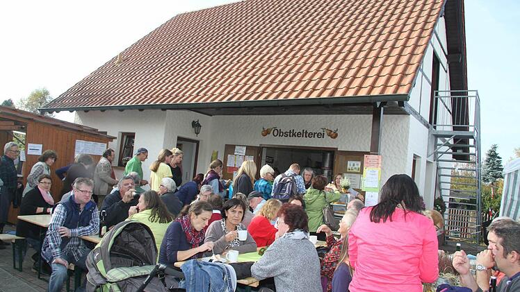Das Kelterhaus in Schwarzach feierte 20-jähriges Bestehen - aber nicht nur das Apfelpressen stand im Mittelpunkt, sondern rund ums Kelterhaus vergnügten sich die zahlreichen Besucher beim Apfelfest mit Markt.