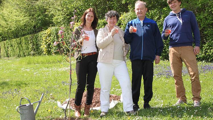 Baumpflanz-Aktion in der Malteser-Klinik Bad Brückenau: Ellen Morper (Marketing), Petra Steil (Geschäftsführerin), Patient und Baumspender Siegfried Ascher und Jonathan Kirchner (Marketing) Foto: Ulrike Müller