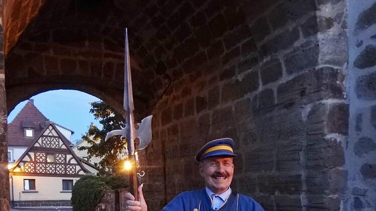 Ein Nachwächter wie er leibt und lebt: Matthias Franke aus Zwönitz mit seiner Dienstwaffe der hellen Barde, dem Nachtwächtermantel, der Laterne und dem Signalhorn.