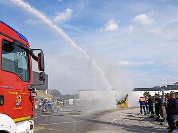 Brandlöschung bei der Adelsdorfer Feuerwehr: eine Übung beim Tag der offenen Tür Foto: Pauline Lindner