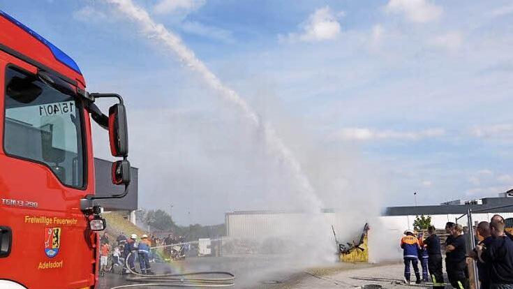 Brandlöschung bei der Adelsdorfer Feuerwehr: eine Übung beim Tag der offenen Tür Foto: Pauline Lindner