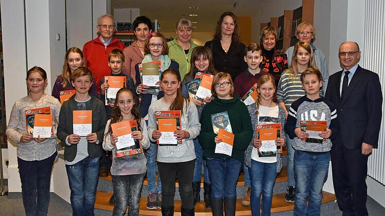 13 der 16 Schulsieger aus dem Landkreis Haßberge, hier mit Landrat Wilhelm Schneider (rechts), nahmen am Kreisentscheid des Vorlesewettbewerbs teil.  Foto: Ulrike Langer