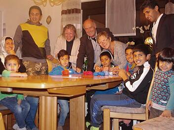 Ab Fünfte von links: Angelika Mücke, Flüchtlingsbeauftragter Klaus Neubauer und Margit Schneider engagieren sich für die Flüchtlingsarbeit. Dabei unterstützen sie insbesondere zwei in Kehlbach lebende Familien aus Afghanistan, die sich hier im Stricken üben. Foto: Heike Schülein