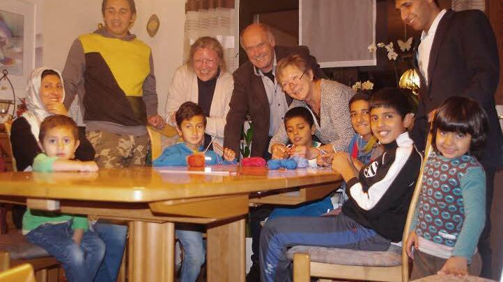 Ab Fünfte von links: Angelika Mücke, Flüchtlingsbeauftragter Klaus Neubauer und Margit Schneider engagieren sich für die Flüchtlingsarbeit. Dabei unterstützen sie insbesondere zwei in Kehlbach lebende Familien aus Afghanistan, die sich hier im Stricken üben. Foto: Heike Schülein