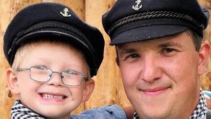 Floßmeister Michael Thiemann hat zusammen mit seinem Team erneut die Unterrodacher Floßfahrten glänzend bewältigt. Sein Sohn Niklas erhielt bereits erste Anweisungen für die Nachfolge.  Foto: Gerd Fleischmann