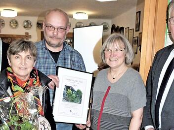 Beim Einzelhauswettbewerb wurde der Garten von Ralf und Adelgunde Hildner ausgezeichnet. Im Bild (von links) Kreisvorsitzender Günter Reif, Adelgunde und Ralf Hildner, Vorsitzende Ulrike Puchta und Bürgermeister Günther Hübner Foto: Werner Reißaus