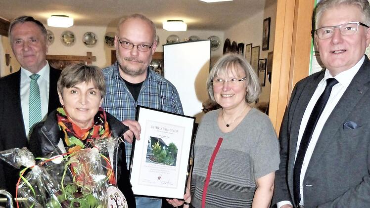 Beim Einzelhauswettbewerb wurde der Garten von Ralf und Adelgunde Hildner ausgezeichnet. Im Bild (von links) Kreisvorsitzender Günter Reif, Adelgunde und Ralf Hildner, Vorsitzende Ulrike Puchta und Bürgermeister Günther Hübner Foto: Werner Reißaus