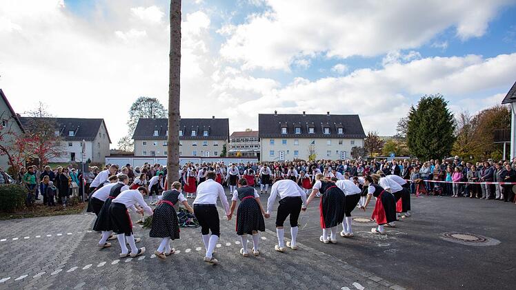 Die Kirmespaare tanzen um den Plobaum. Sebastian Wirth