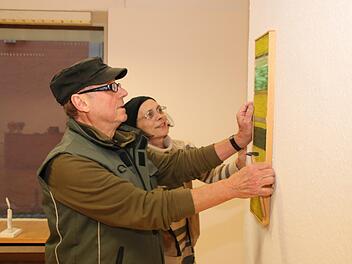 Georg Seifried und Mia Hochrein beim Einrichten der Ausstellung "Galerie im Advent" im Anwesen Behrschmidt. Bis Heiligabend stellen Münnerstädter Künstler in dem leer stehenden Geschäft aus. Thomas Malz