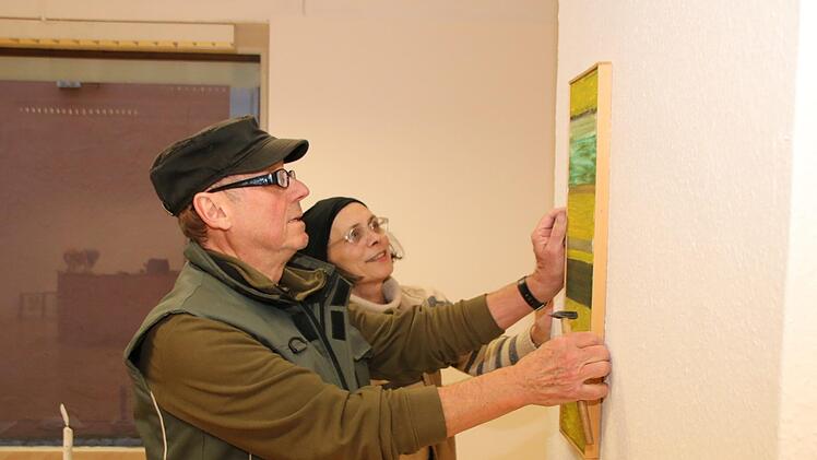 Georg Seifried und Mia Hochrein beim Einrichten der Ausstellung "Galerie im Advent" im Anwesen Behrschmidt. Bis Heiligabend stellen Münnerstädter Künstler in dem leer stehenden Geschäft aus. Thomas Malz