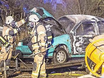 Das Feuer zerstörte ein abgemeldetes Auto in Prappach.  Foto: René Ruprecht