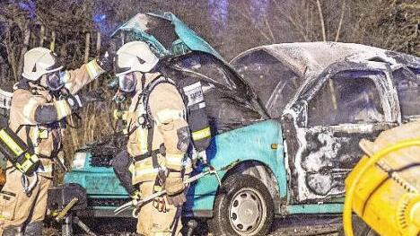 Das Feuer zerstörte ein abgemeldetes Auto in Prappach.  Foto: René Ruprecht