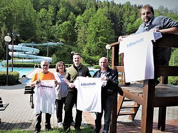 Sie freuen sich auf eine gute Saison im Sommerbad: (von links) Bauhof-Vorarbeiter Helmut Goller, Geschäftsleiterin Andrea Müller, Badeaufsicht Lukas Hübner, Bürgermeister Hermann Anselstetter und Ralf Biedermann, Fachkraft für Bädertechnik . Foto: Werner Reißaus