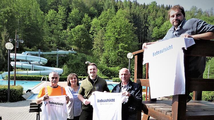 Sie freuen sich auf eine gute Saison im Sommerbad: (von links) Bauhof-Vorarbeiter Helmut Goller, Geschäftsleiterin Andrea Müller, Badeaufsicht Lukas Hübner, Bürgermeister Hermann Anselstetter und Ralf Biedermann, Fachkraft für Bädertechnik . Foto: Werner Reißaus