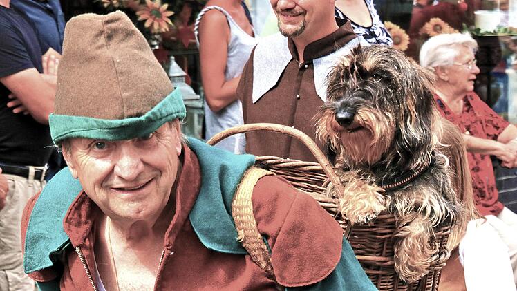 Fauler Hund: Dieser Vierbeiner genießt es ganz offensichtlich, von höherer  Warte aus die Zuschauer am Straßenrand zu begutachten. Foto: Dieter Britz