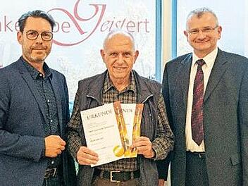 Mathias Kr&ouml;ner, Brennereifachberater der LWG Veitsh&ouml;chheim (l.), und Hubert Fr&ouml;hlich, der Vorsitzende des Kleinbrennerverbands (r.), &uuml;berreichten Herbert Lawrenz die Urkunden. Foto: privat