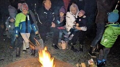 Die Plätze an der wärmenden Feuerschale waren heiß begehrt.