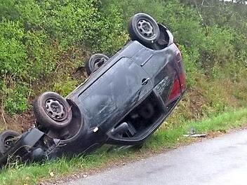 Der Lupo war in die B&ouml;schung geraten und blieb auf dem Dach im Stra&szlig;engraben liegen. Foto: Polizei Coburg