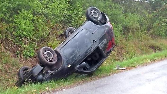 Der Lupo war in die B&ouml;schung geraten und blieb auf dem Dach im Stra&szlig;engraben liegen. Foto: Polizei Coburg