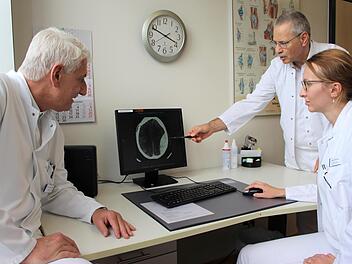 Dr. Thomas Mielke (links), Dr. Wes Nakchbandi und Marina Deckert besprechen sich auch über Fachgrenzen hinweg in der Ambulanz der Franz- von-Prümmer-Klinik. Foto: Julia Raab
