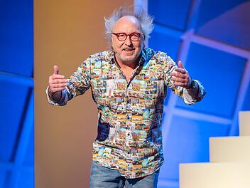 "Stets mit einem Augenzwinkern und gern auch mal ein wenig vorlaut" ist Urban Prio bei seinem kabarettistischen Jahresrückblick 2024.