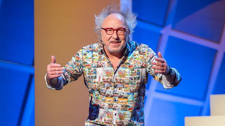 "Stets mit einem Augenzwinkern und gern auch mal ein wenig vorlaut" ist Urban Prio bei seinem kabarettistischen Jahresrückblick 2024.