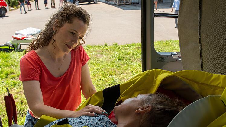 Noch vor ihrem ersten Dienst rettet Elli Kempfer (Klara Deutschmann, links) die verletzte Mona Kessler (Ines Lutz).