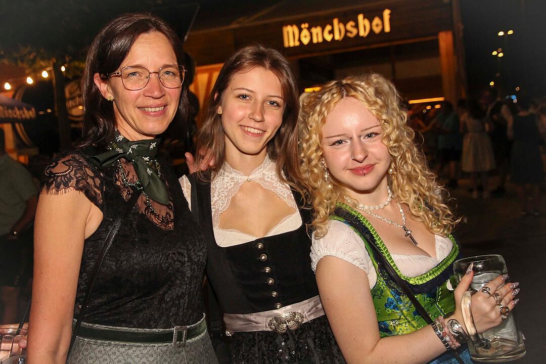 Die Stadlbesucher feierten mit den Stoapf&auml;lzer Spitzbuam.
