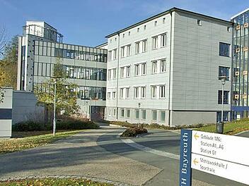 An der Klinik für Forensische Psychiatrie, auf dem Gelände und zugehörig zum Bezirkskrankenhaus Bayreuth, ist der Täter, der sich ab Montag vor dem Landgericht Coburg verantworten muss, im Sicherungsverfahren untergebracht. Foto: Roland Schmidt