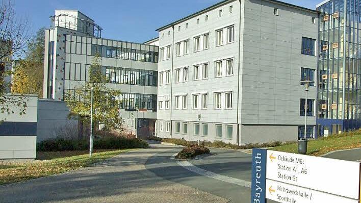 An der Klinik für Forensische Psychiatrie, auf dem Gelände und zugehörig zum Bezirkskrankenhaus Bayreuth, ist der Täter, der sich ab Montag vor dem Landgericht Coburg verantworten muss, im Sicherungsverfahren untergebracht. Foto: Roland Schmidt