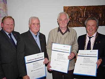 Hugo Neugebauer (l.) überreichte die Goldenen Meisterbriefe an Reinhold Schneider, Artur Dellert und Robert Schmitt. Foto: Klaus Werner