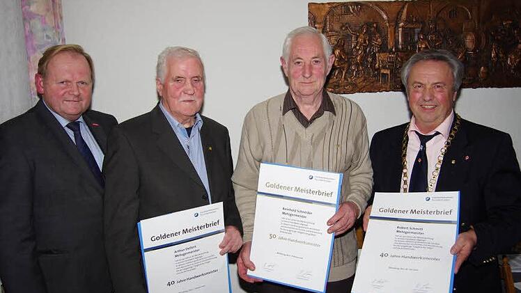 Hugo Neugebauer (l.) überreichte die Goldenen Meisterbriefe an Reinhold Schneider, Artur Dellert und Robert Schmitt. Foto: Klaus Werner