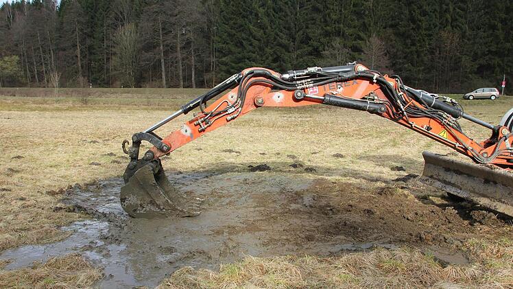 Baggerfahrer Manfred Fischer hat das erste Probeloch wieder sauber verschlossen. Schließlich soll die Wiese wieder sauber sein, denn sie gehört ihm.