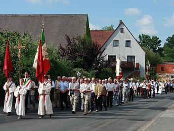 In Etzelskirchen nahmen viele Gläubige an der Prozession teil. Foto: Jürgen Ganzmann