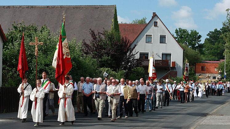 In Etzelskirchen nahmen viele Gläubige an der Prozession teil. Foto: Jürgen Ganzmann