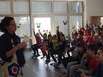Die Autorin Margit Auer las am Mittwochmorgen den Jungen und Mädchen der Grundschule Wilhelmsthal aus ihren Büchern vor.  Foto: Heike Schülein