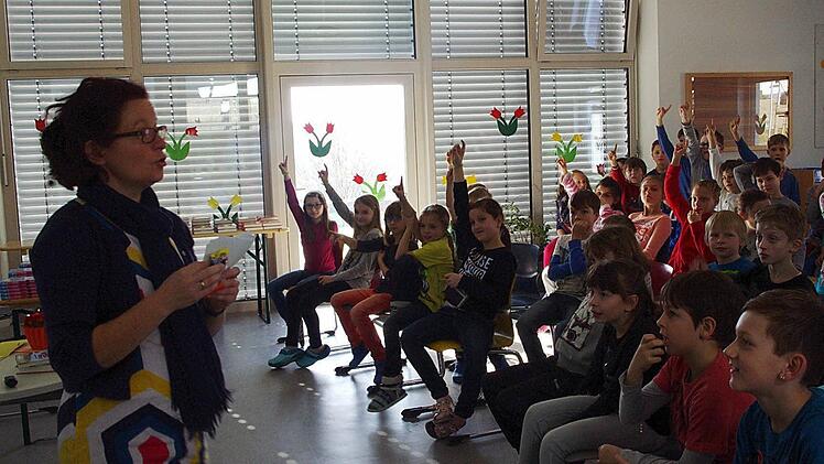 Die Autorin Margit Auer las am Mittwochmorgen den Jungen und Mädchen der Grundschule Wilhelmsthal aus ihren Büchern vor.  Foto: Heike Schülein