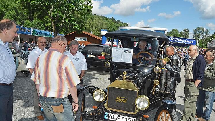 Ältere Fahrzeugmodelle werden faszinieren und den Blick der Oldtimerfans auf sich ziehen. Wie dieser Ford T Tin Lizzy Baujahr 1915.