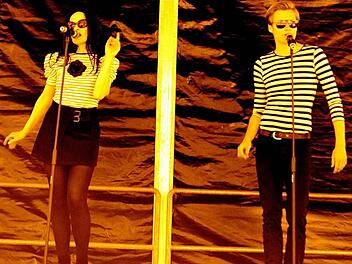Elisabeth Funk und Robin Höhn liefern auf der Bühne eine ungewöhnliche Performance, mit der sie aufrütteln und zum Nachdenken anregen wollen.Foto: privat