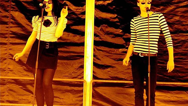 Elisabeth Funk und Robin Höhn liefern auf der Bühne eine ungewöhnliche Performance, mit der sie aufrütteln und zum Nachdenken anregen wollen.Foto: privat