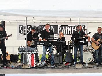 Mit einem Rockkonzert feierte der SV Motschenbach sein 50-jähriges Bestehen. Die Gruppe "Short And Painless" begeisterte Alt und Jung. Foto: Stephan Stöckel