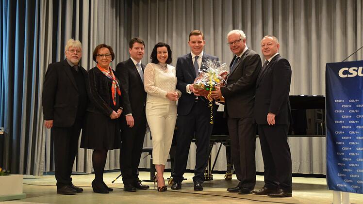 Gruppenfoto mit Bürgermeister Wolfgang Back (von links), Bezirksrätin Karin Renner, MdL Sandro Kirchner, MdB Dorothee Bär, JU-Vorsitzender Martin Wende, Gastredner und Fraktionschef Thomas Kreuzer sowie Landrat Thomas Bold. Foto: Kathrin Kupka-Hahn